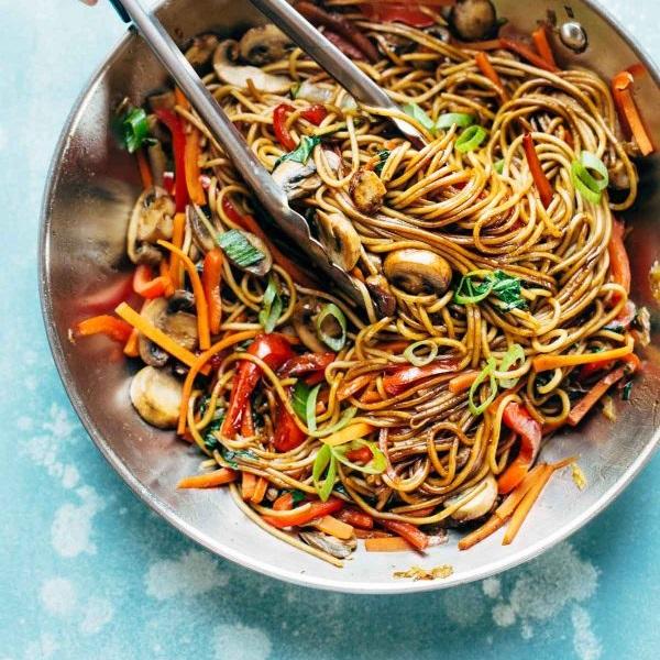 Noodles με λαχανικά και σάλτσα