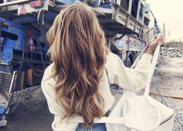 Beachwaves και στην πόλη! Το trick που δεν ήξερες για το στέγνωμα των μαλλιών σου!