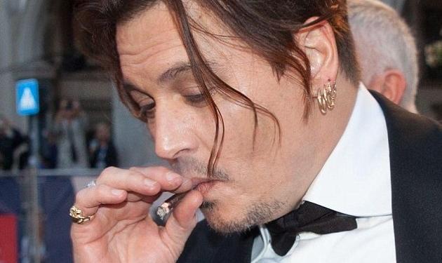 Johnny Depp: Καπνίζει στο κόκκινο χαλί λίγο πριν δεχτεί τα φιλιά της συζύγου του!