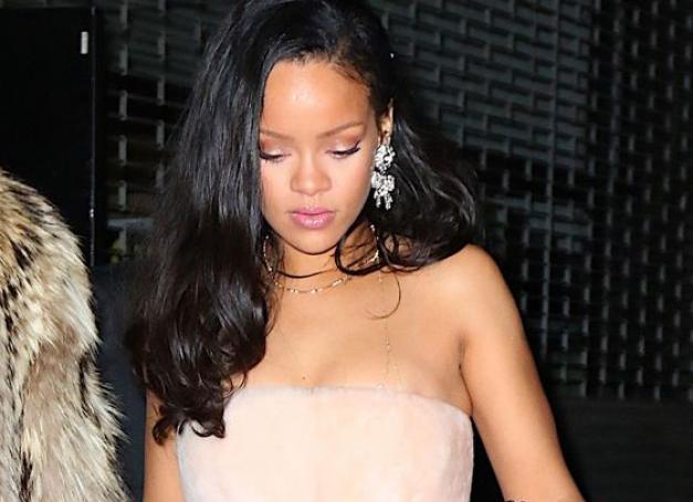 ΜΟΝΟ η Rihanna θα μπορούσε να φορέσει αυτό το Saint Laurent παλτό…