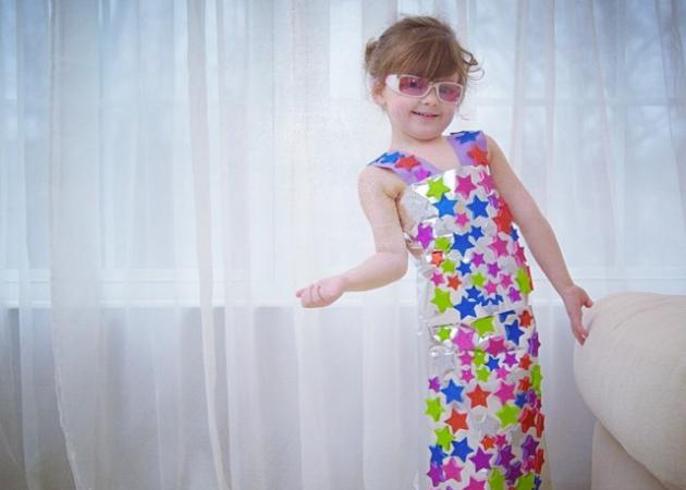Τα απίθανα φορέματα που φτιάχνει ένα 4χρονο κοριτσάκι με τη μαμά της! Δες φωτογραφίες!