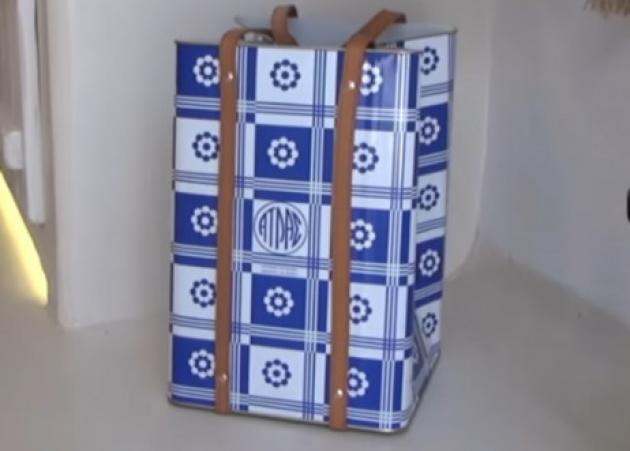 Μύκονος: Η τενεκεδένια τσάντα των 250 ευρώ που κάνει θραύση – Το ελληνικό δαιμόνιο [pic, vid]