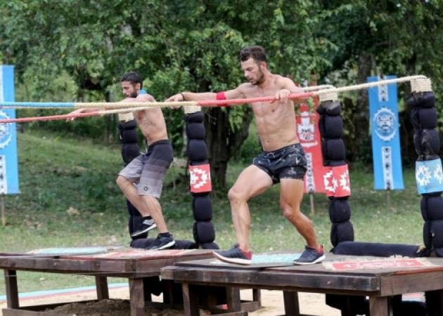 Survivor: Χαμός με τη “γυμνή” πίσω από τον Αγγελόπουλο! [pic]