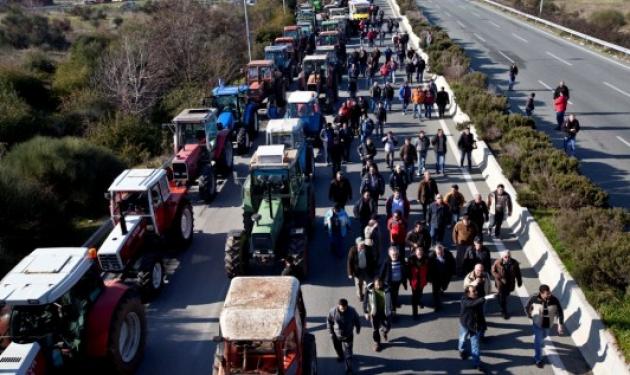 Ανυποχώρητοι αγρότες – Κατεβάζουν τα τρακτέρ στην Αθήνα!