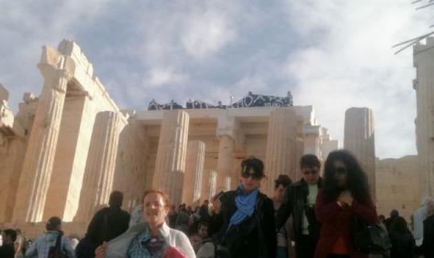 Σκαρφάλωσαν στην Ακρόπολη οι συμβασιούχοι!