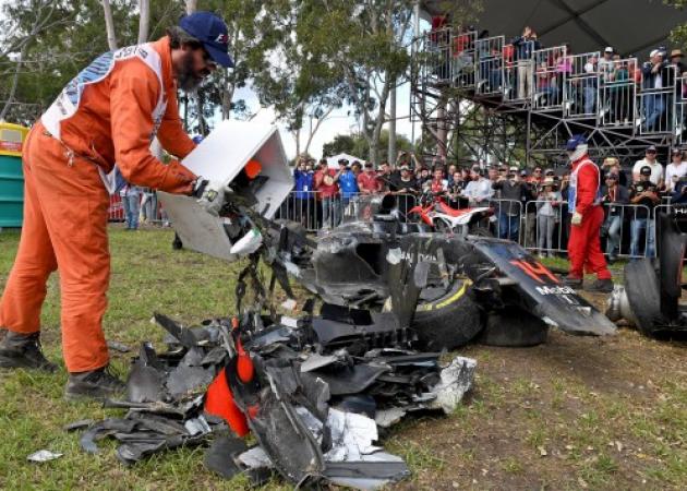 Τρομακτικό ατύχημα στη Formula1! Σμπαράλια το μονοθέσιο του Αλόνσο – Ζει από θαύμα