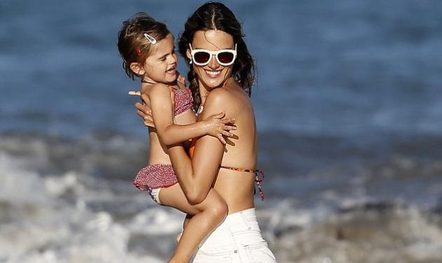 Ένα ζευγάρι αγγέλων στην παραλία! Η Alessandra Ambrosio μαζί με την κόρη της Αnja!