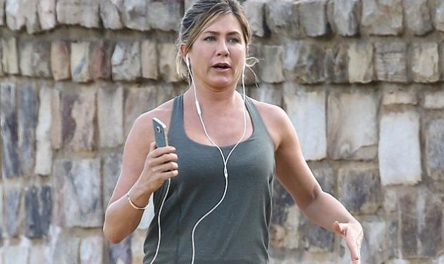 Αγνώριστη η Jennifer Aniston μετά την επιστροφή από το ταξίδι του μέλιτος!