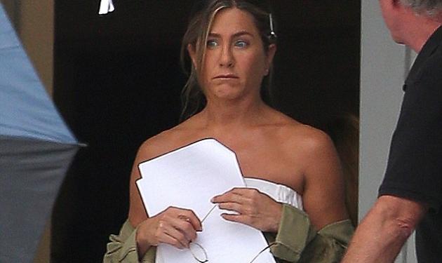 Jennifer Aniston: “Τσάκωσαν” την νιόπαντρη ηθοποιό στο μπαλκόνι μόνο με την… πετσέτα της!