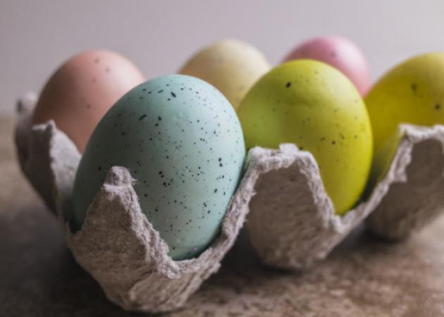 Πώς να βάψεις υγιεινά τα αυγά με φυσικές ουσίες, χωρίς χημικά