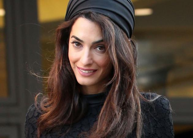 Η Amal Clooney αποδεικνύει ότι ένα μαύρο φόρεμα είναι πάντα καλή ιδέα