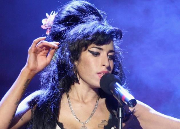 Η Amy Winehouse προσελήφθη ως σχεδιάστρια μόδας.