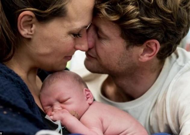 Συγκλονιστικές εικόνες – Οι τελευταίες στιγμές με το νεογέννητό τους