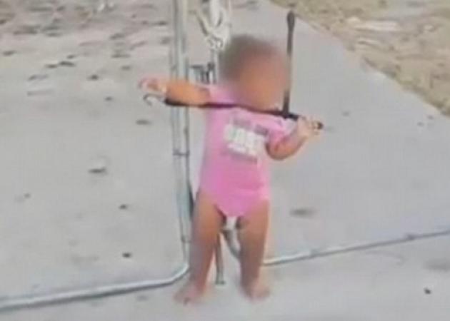 Εικόνες σοκ! Είχαν δέσει κοριτσάκι με σκοινί σε φράχτη – Σώθηκε από τα ουρλιαχτά