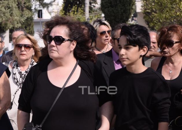 Κηδεία Ανδρέα Μπάρκουλη: Συντετριμμένοι ο γιος του και η γυναίκα του Μαρία