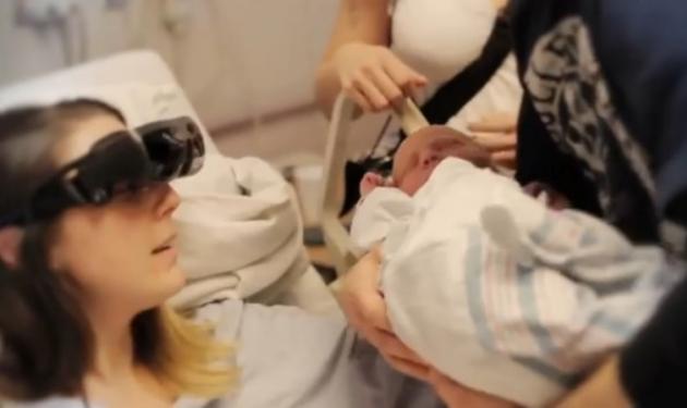 Συγκλονιστική στιγμή: Τυφλή μητέρα βλέπει για πρώτη φορά το μωρό της!