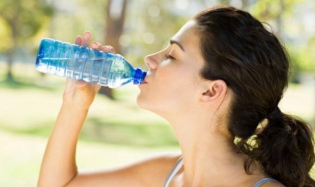Από τι κινδυνεύετε αν πίνεις νερό από ξαναχρησιμοποιημένο πλαστικό μπουκάλι;