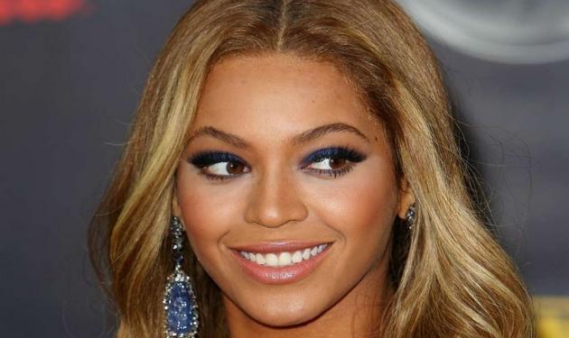 Η βασίλισσα… Beyonce φωτογραφίζεται αμακιγιάριστη με το… στέμμα της!