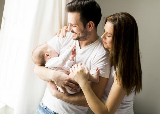 Οδηγός για νέους μπαμπάδες: Πώς θα έρθουν κοντά με το καινούριο μωρό;