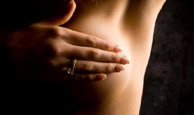 Πότε μια γυναίκα κινδυνεύει να εμφανίσει καρκίνο στο στήθος
