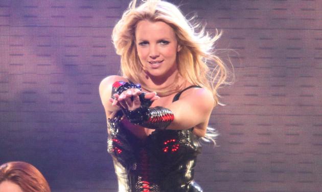 Britney Spears: Της άνοιξε το ρούχο επάνω στη σκηνή! Δες βίντεο με το hot ατύχημα