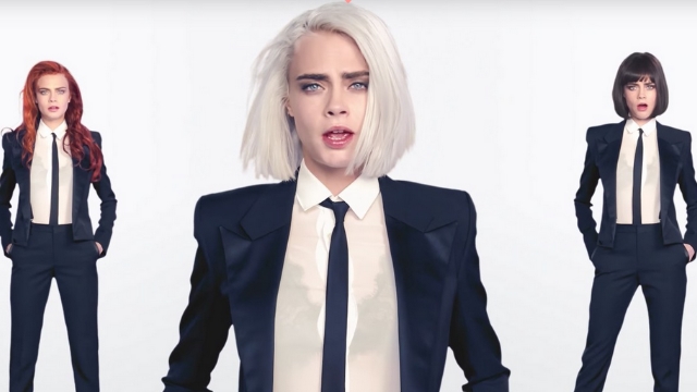 H Cara Delevingne με… όσα μαλλιά δεν την έχεις δει στο πρώτο της music video!