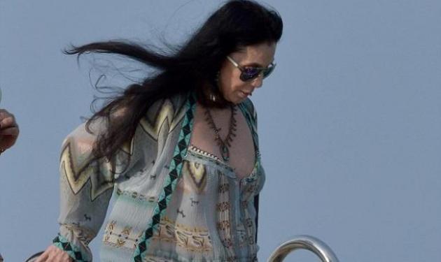 Cher: Διακοπές στο St. Tropez, μετά τις φήμες ότι αργοπεθαίνει!