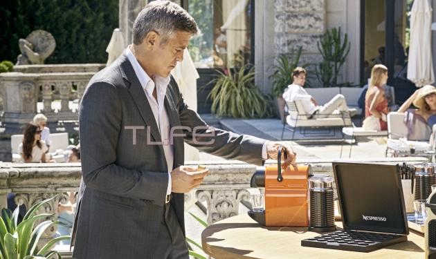 George Clooney: Γιατί φοράει σαγιονάρες με κοστούμι; Αποκλειστικές φωτογραφίες