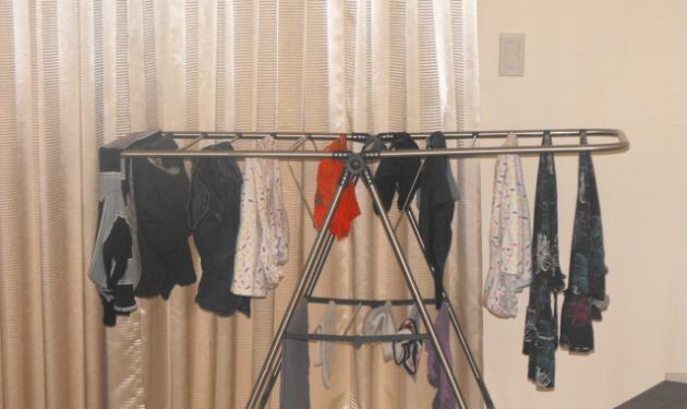 Γιατί δεν πρέπει ΠΟΤΕ να στεγνώνεις τα ρούχα μέσα στο σπίτι