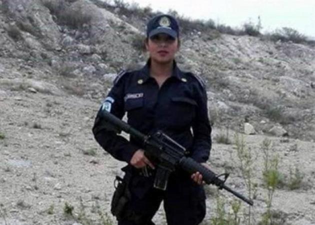 Απέλυσαν γυναίκα αστυνομικό για τόπλες selfie