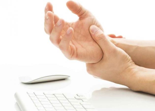 Σύνδρομο καρπιαίου σωλήνα: Ποια δάχτυλα επηρεάζονται – Τι ασκήσεις να κάνεις (εικόνες)