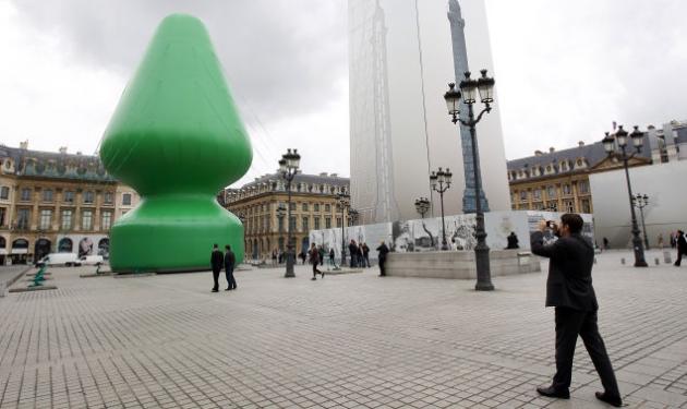 Χαμός στο Παρίσι με χριστουγεννιάτικο δέντρο που μοιάζει με sex toy!