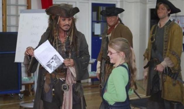 Ο Johnny Depp εισέβαλε σε σχολείο ως… Jack Sparrow!