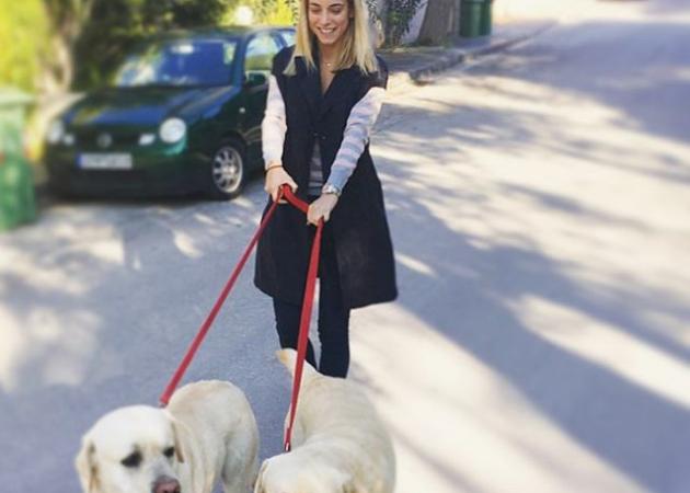 Δούκισσα Νομικού: Τα σκυλιά του συντρόφου της την λατρεύουν! Βίντεο
