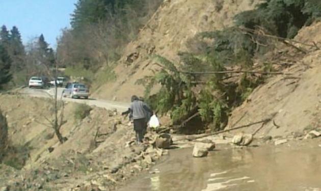 Φθιώτιδα: Υποχώρησε δρόμος και αποκλείστηκε ολόκληρο χωριό!