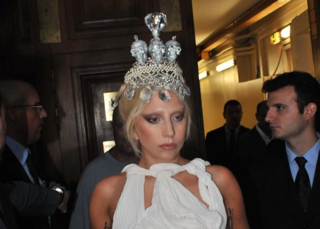 Τι φόρεσε η Lady Gaga στη διαδρομή της προς το ΟΑΚΑ;