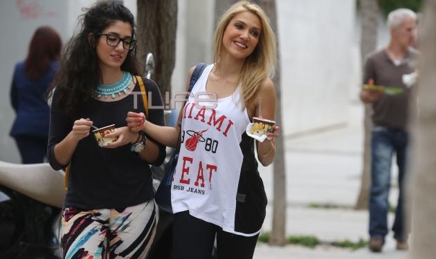 Έλενα Παπαβασιλείου: Βόλτα για παγωτό στην Πλάκα με την αδερφή της!
