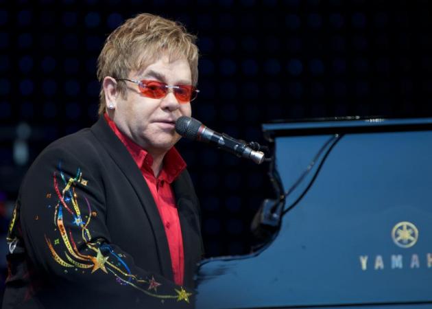 Δύσκολες ώρες για τον Elton John – Μπήκε στη Μονάδα Εντατικής Θεραπείας