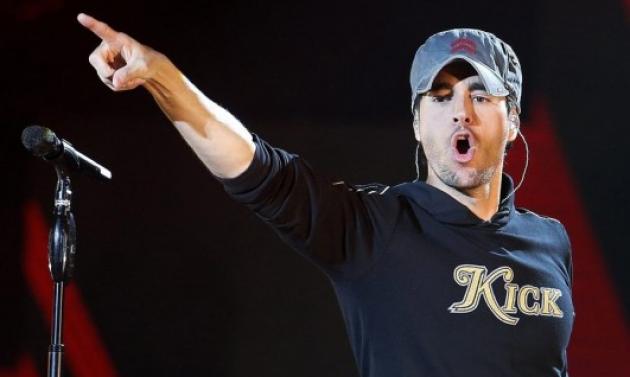 Enrique Iglesias: Φρικτό ατύχημα σε συναυλία του στο Μεξικό – Έκοψε τα δάχτυλά του!