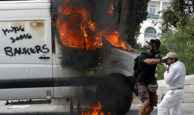 Επεισόδια στο Σύνταγμα από κουκουλοφόρους!