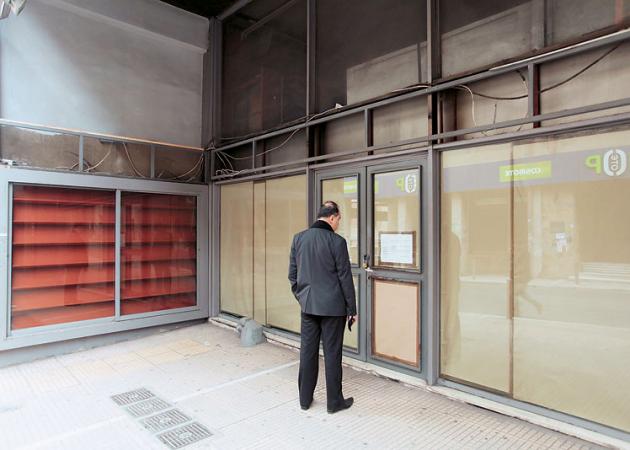 Το σοκαριστικό κλείσιμο του ιστορικού βιβλιοπωλείου της Εστίας, οι απλήρωτοι εργαζόμενοι και τα βιβλία που βγαίνουν σε πλειστηριασμό