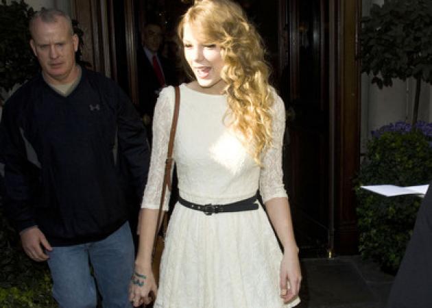 H Taylor Swift με φόρεμα αξίας 69,5 ευρώ