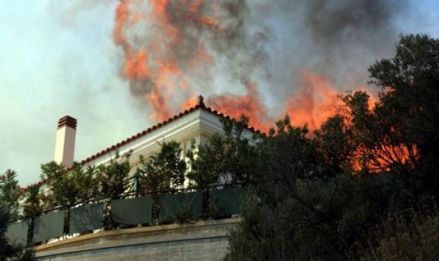 Eκτός ελέγχου η φωτιά στην Κάρυστο