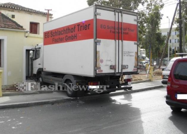 Κρήτη: Μαγείρευε και είδε αυτό το φορτηγό να πέφτει στην είσοδο του σπιτιού της