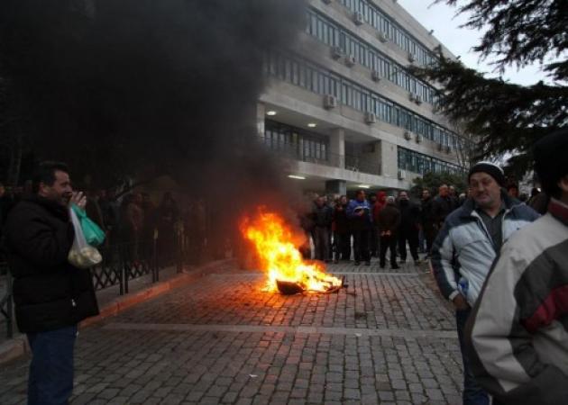 Ξανά σοβαρά επεισόδια στην Κομοτηνή – Σε ομηρία ο υπουργός Βαγγέλης Αποστόλου