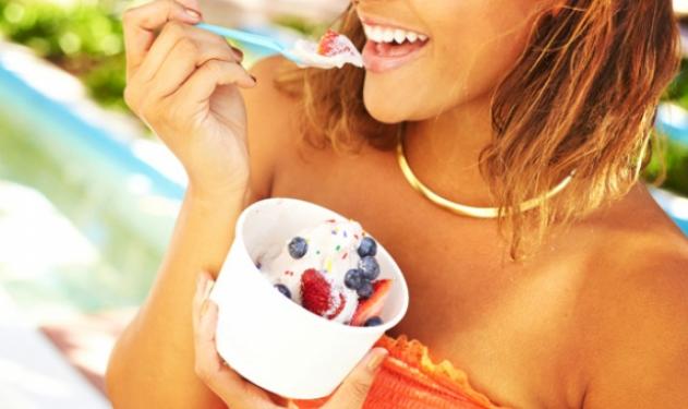 Το πιο απλό σπιτικό frozen yogurt με 159 θερμίδες!