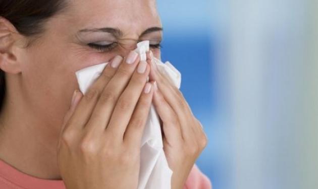 Πότε το φτέρνισμα δείχνει ότι έχεις πρόβλημα μούχλας στο σπίτι – Όλα τα συμπτώματα υγείας
