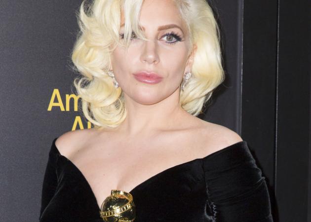 Lady Gaga: Aυτό που δεν πρόσεξε κανείς στα Golden Globes και που την έκανε να δείχνει τόσο διαφορετική!