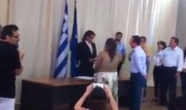 Ηλίας Ψινάκης: Πάντρεψε ζευγάρι στο Δημαρχείο, λέγοντας στο τέλος : “Και στα δικά μας οι λεύτερες”