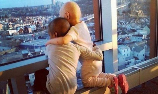 Δυο κοριτσάκια δίνουν μάχη με τον καρκίνο – Η συγκινητική φωτογραφία που έγινε viral